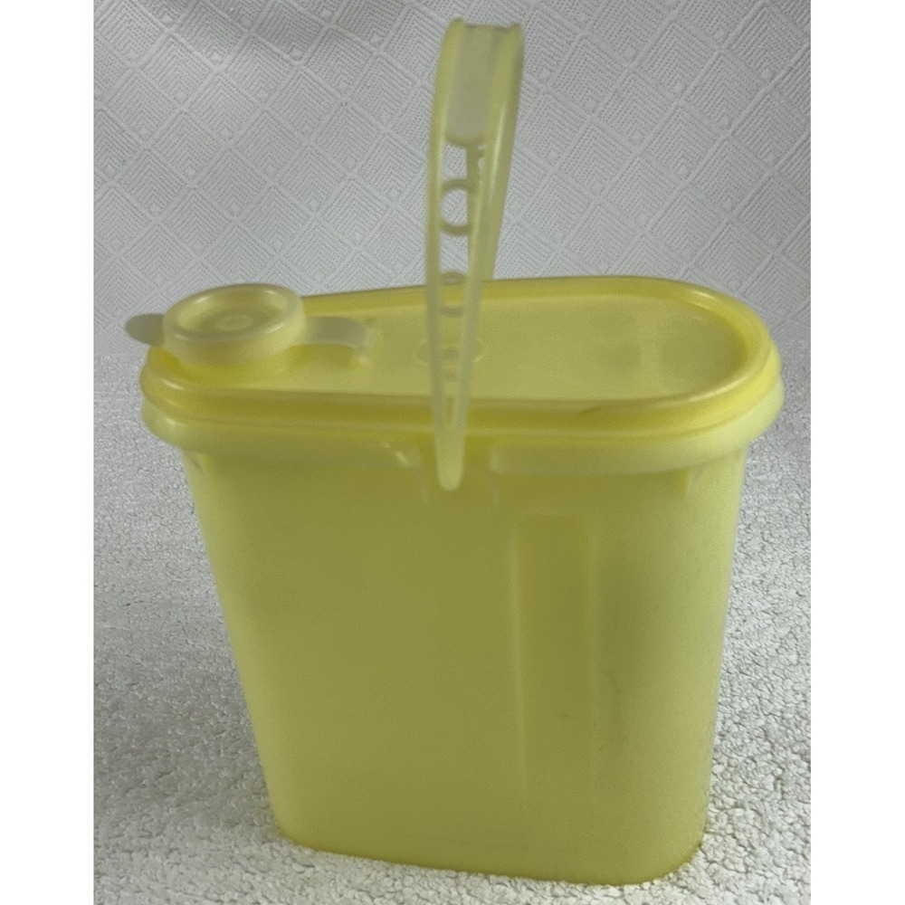 Vintage Tupperware  587 Pour and Store w/Handle 2 Quart Yellow *READ*